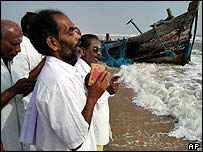 Members of a Hindu sect pray for victims of the tsunami